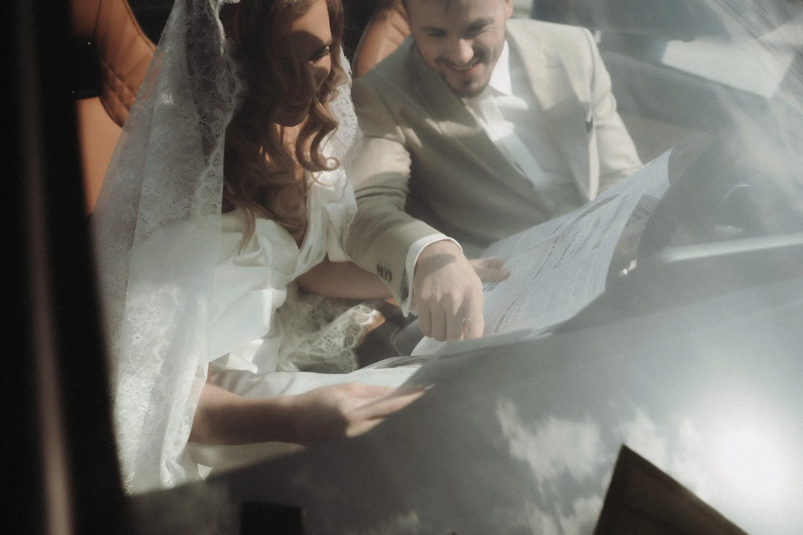 Svadobný pár pod jemným závojom na fotografii z galérie DYONA