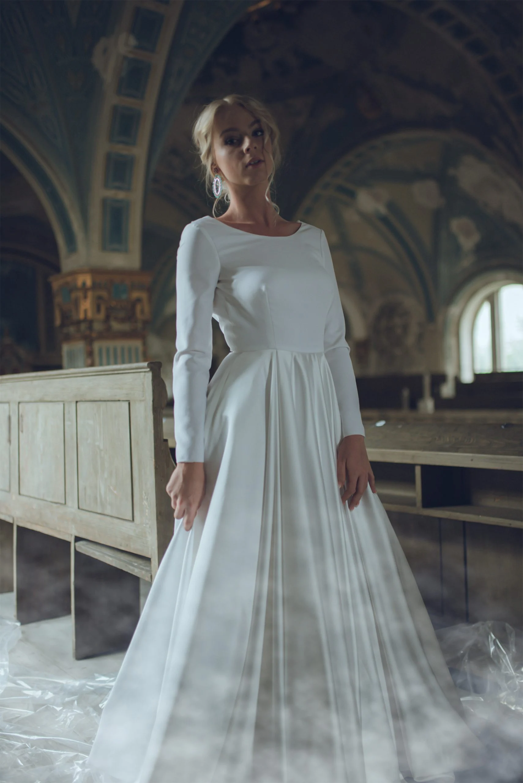 Elegantné svadobné šaty bez krajky s dlhým rukávom a veľkou sukňou
