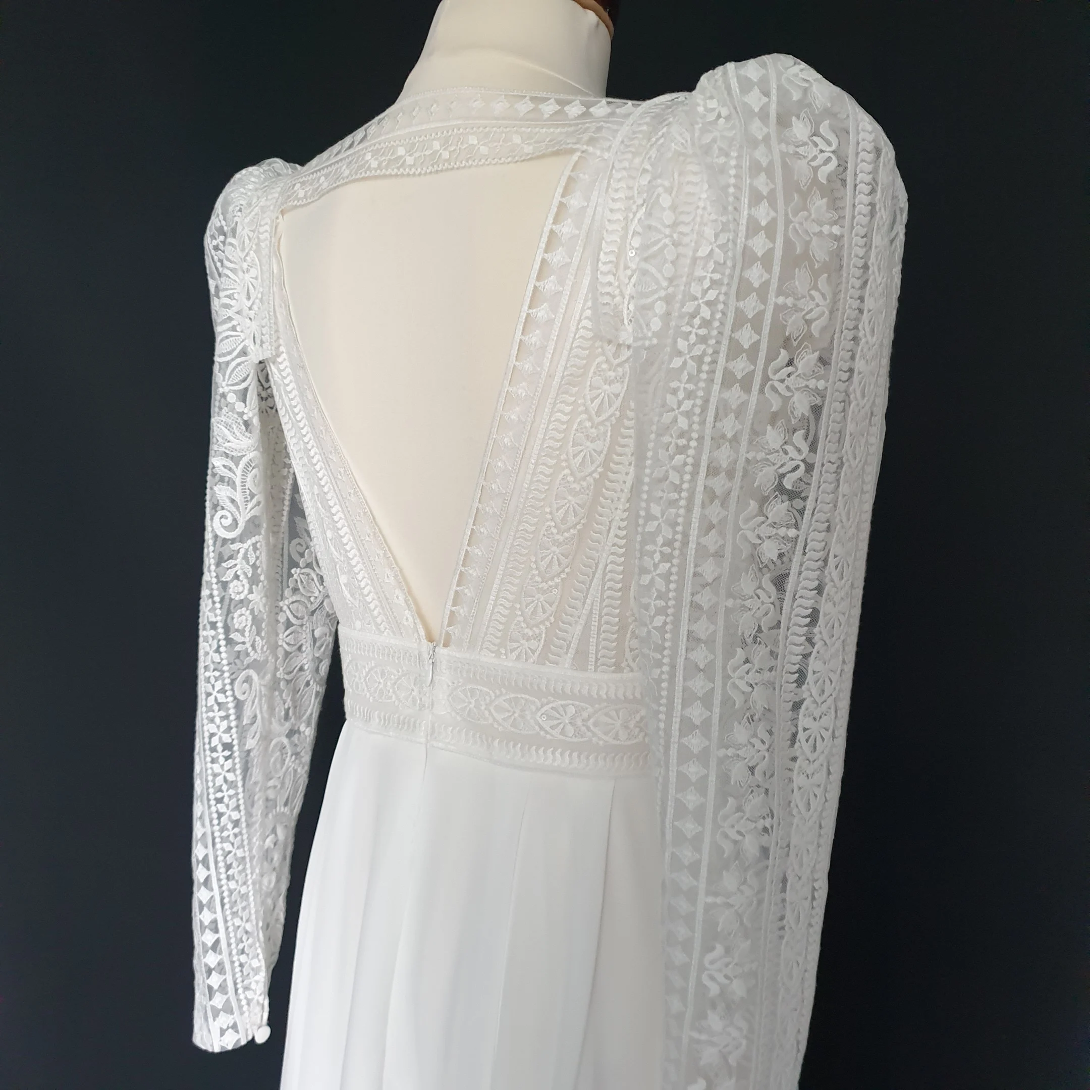 Boho svadobné šaty s geometrickou dizajnérskou krajkou a puf rukávmi